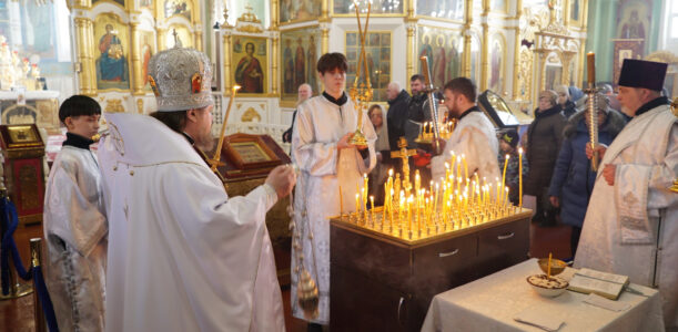 Во Вселенскую (мясопустную) родительскую субботу епископ Серафим совершил Божественную литургию в Успенском кафедральном соборе