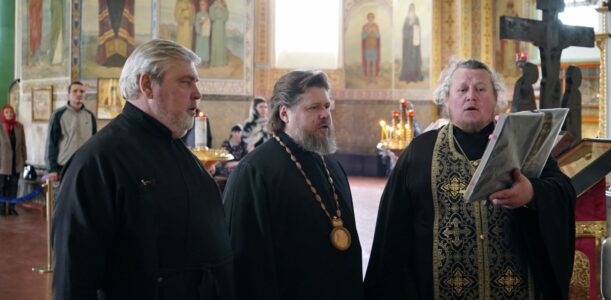 Накануне Великого Понедельника епископ Серафим совершил вечернее богослужение в Успенском кафедральном соборе