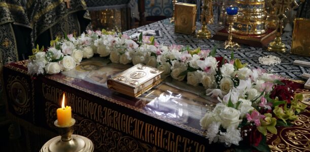В Великую Пятницу епископ Серафим совершил вечерню с выносом Плащаницы Спасителя