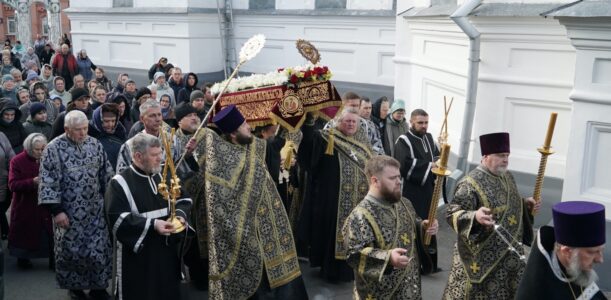 В канун Великой Субботы епископ Серафим совершил утреню с чином погребения в Успенском кафедральном соборе