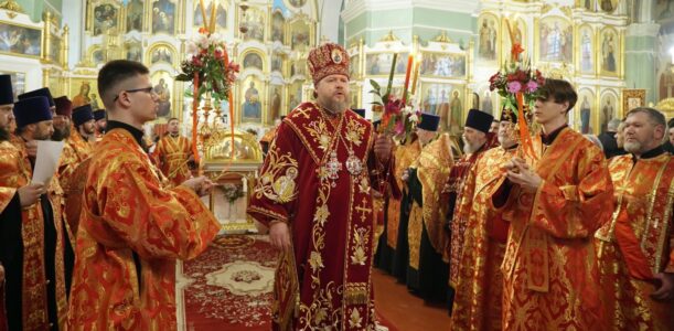В праздник Светлого Христова Воскресения епископ Серафим совершил Пасхальную великую вечерню в Успенском кафедральном соборе