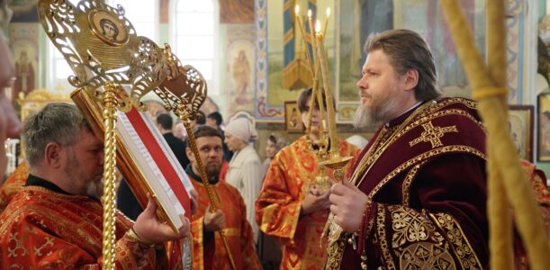 Накануне Недели 2-й по Пасхе епископ Серафим совершил всенощное бдение в Успенском кафедральном соборе