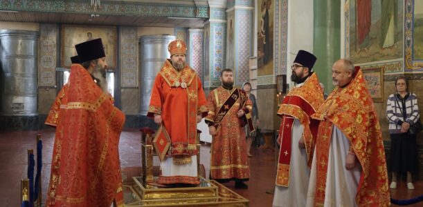 В День Победы в Великой Отечественной войне епископ Серафим совершил Божественную литургию в Успенском кафедральном соборе