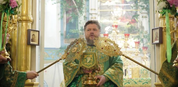 В День Святого Духа епископ Серафим совершил Божественную литургию в Успенском кафедральном соборе