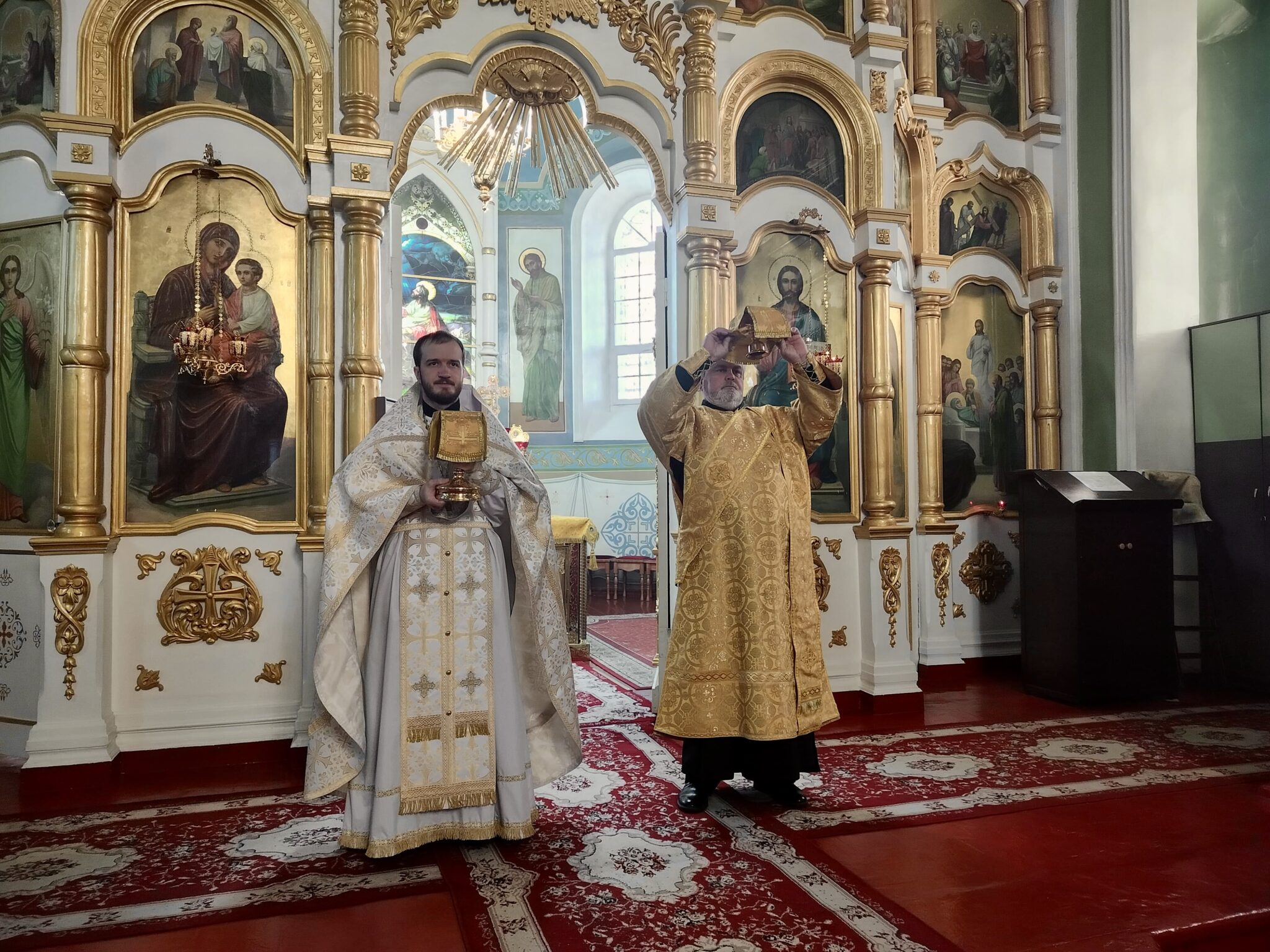 Воскресное богослужение в Успенском кафедральном соборе Бийска