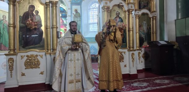 Воскресное богослужение в Успенском кафедральном соборе города Бийска