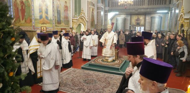 Епископ Серафим совершил Рождественскую великую вечерню в Успенском кафедральном соборе