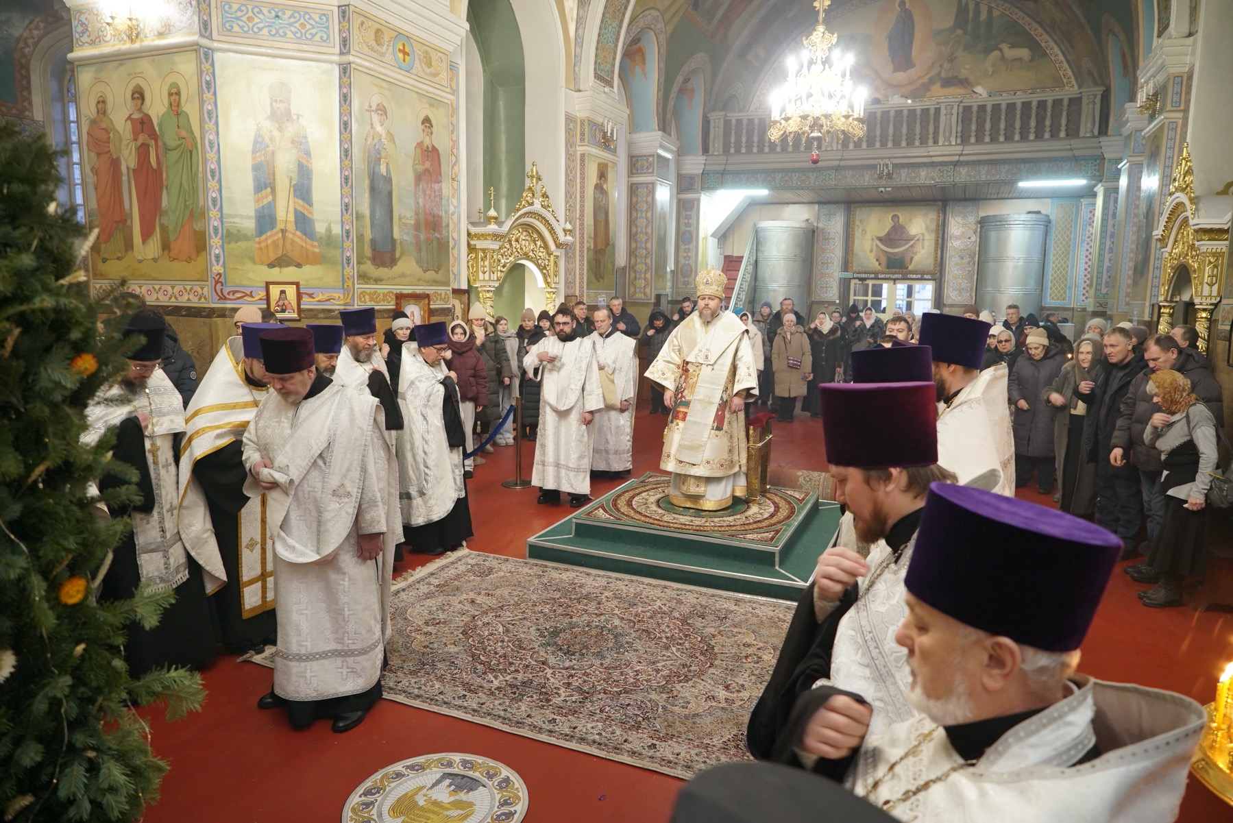 Епископ Серафим совершил Рождественскую великую вечерню в Успенском кафедральном соборе