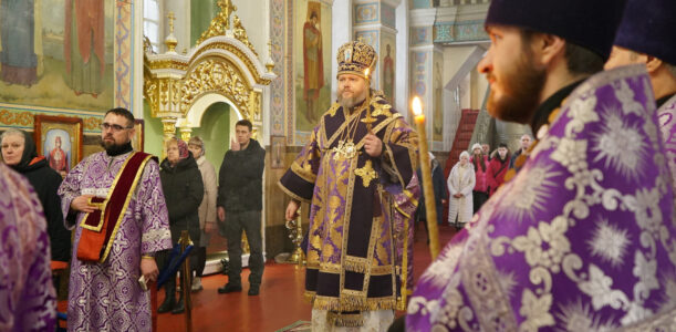 Накануне празднования первого и второго обретения главы Пророка, Предтечи и Крестителя Господня Иоанна епископ Серафим совершил вечернее богослужение в Успенском кафедральном соборе